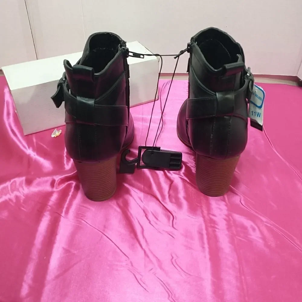 Time and True Womans SZ 11 W Ankle Boots Memory Foam Black Side Zip .